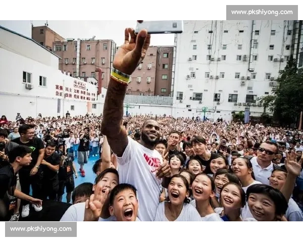 雨中同框！詹姆斯成都行大合影高清照定格 14 年等待