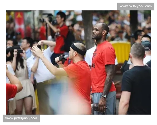 雨中同框！詹姆斯成都行大合影高清照定格 14 年等待